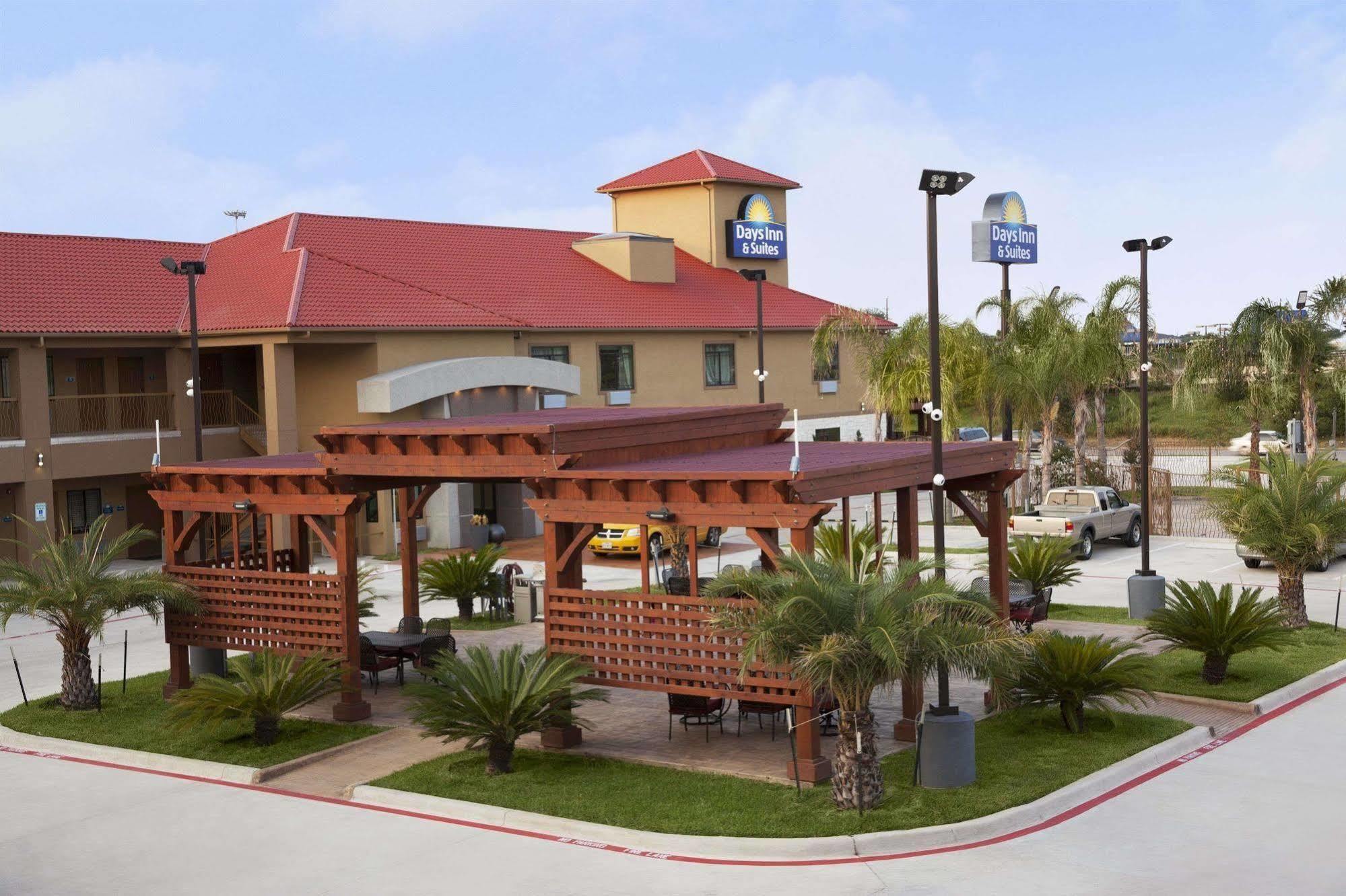 Days Inn & Suites By Wyndham Houston North-Spring Westfield Exterior foto